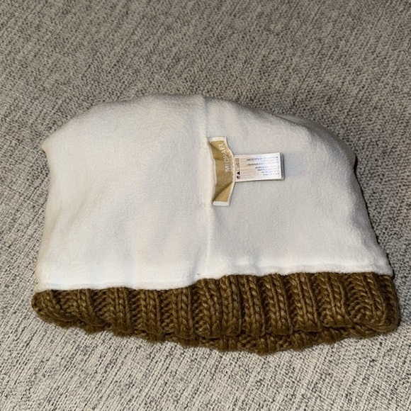 🧶 NWT Michael Kors Cable Knit Beanie – Camel with Pom Pom - Picture 3 of 5
